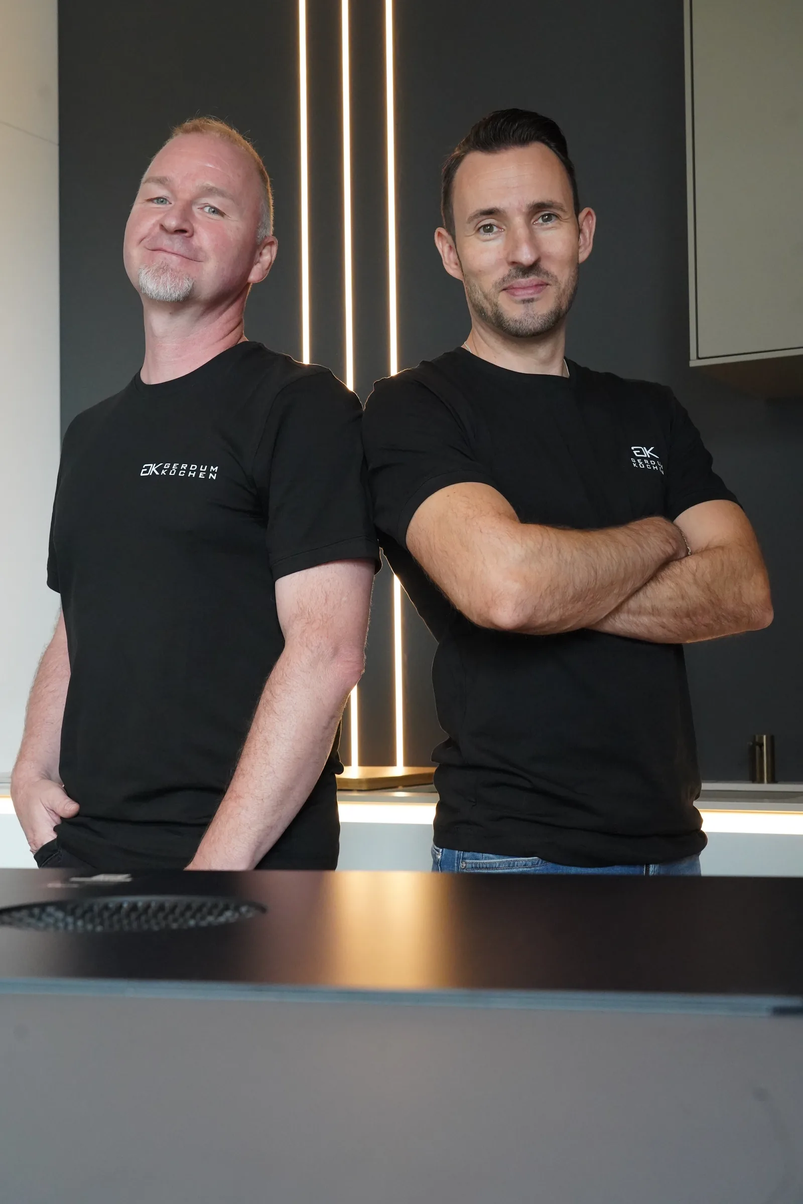 Pascal Gerdum und ein Kollege im Showroom von Gerdum Küchen in Saarlouis